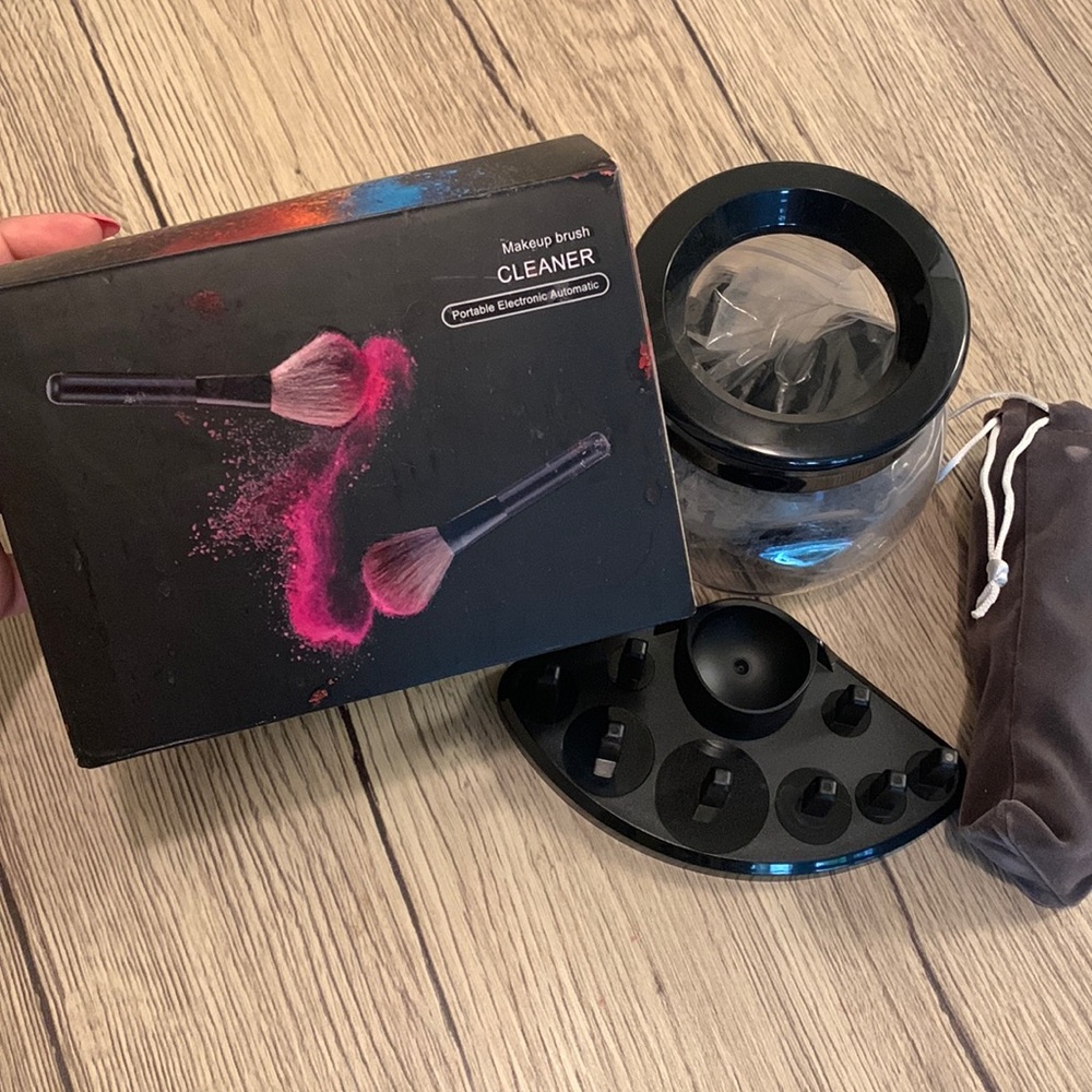 Makeup brush cleaner